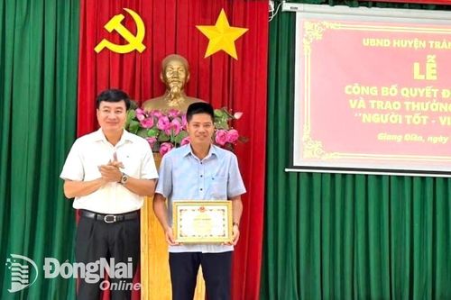Tuyên dương nhân viên Trạm Y tế Giang Điền không tham của rơi