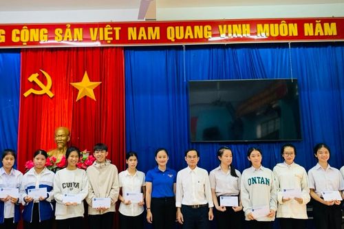 Huyện Đoàn Chư Păh tặng quà học sinh có hoàn cảnh khó khăn trước kỳ thi tốt nghiệp THPT