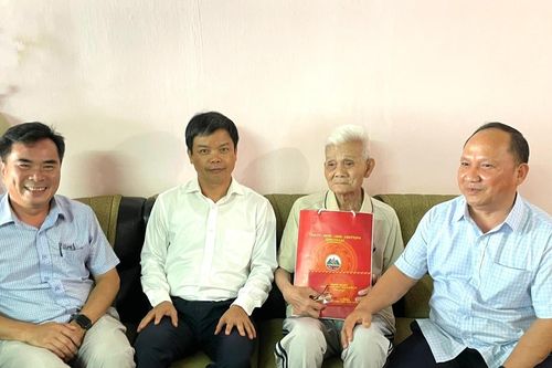 Phó Bí thư Tỉnh ủy Rah Lan Chung thăm, tặng quà cựu chiến binh tham gia trận đánh Đak Pơ
