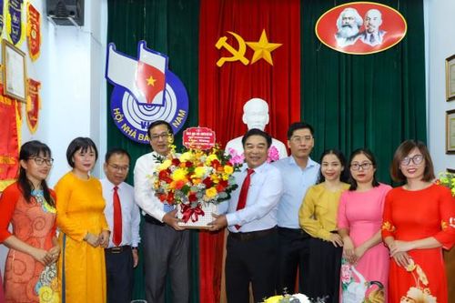 Trưởng Ban Tuyên giáo Tỉnh ủy Lê Hữu Thọ thăm các cơ quan báo chí