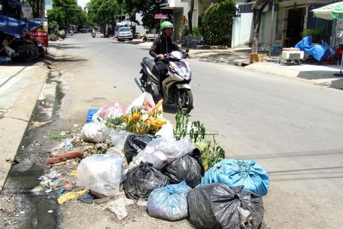 Bỏ rác bừa bãi ở lòng đường