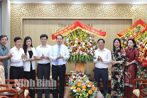 Các đồng chí lãnh đạo tỉnh chúc mừng các cơ quan báo chí nhân kỷ niệm 99 năm Ngày Báo chí cách mạng Việt Nam 21/6