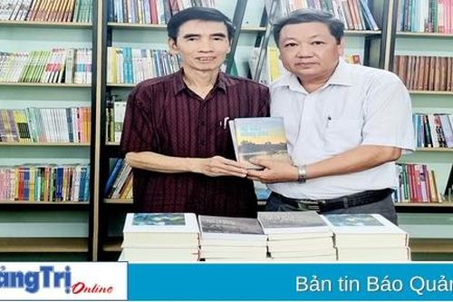 Tặng sách cho Phòng đọc 'Khát vọng hòa bình'