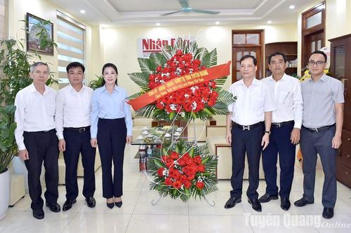 Đồng chí Lê Thị Kim Dung, Phó Bí thư Thường trực Tỉnh ủy, Chủ tịch HĐND tỉnh chúc mừng các cơ quan báo chí Trung ương tại Tuyên Quang