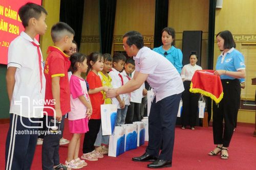 Tặng quà cho 337 trẻ em có hoàn cảnh khó khăn