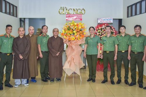 Đại diện Ban Giám đốc Công an TP.HCM chúc mừng Báo Giác Ngộ nhân ngày Báo chí Cách mạng Việt Nam