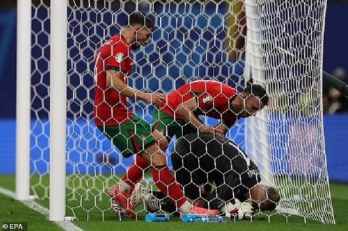 Cầu thủ Bồ Đào Nha to tiếng với thủ môn CH Czech để lấy bóng ăn mừng