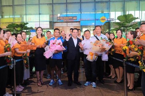Cổ động viên vui mừng chào đón Câu lạc bộ bóng đá LPBank - HCMC trở về