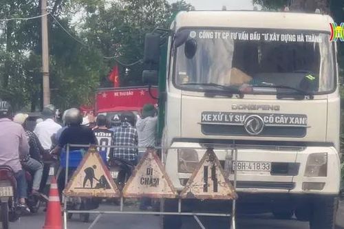 Cắt tỉa cây gây ùn tắc giao thông