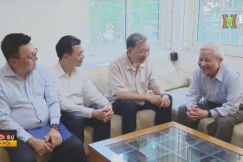 Chủ tịch nước thăm và chúc mừng các nhà báo lão thành