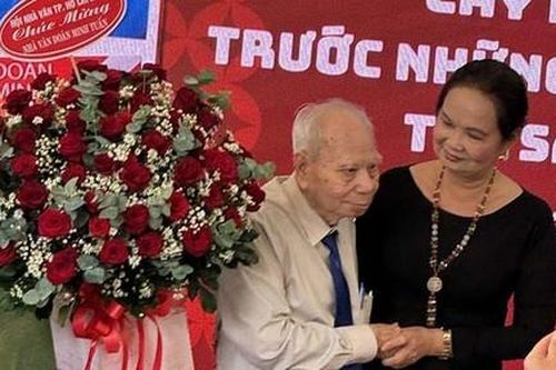 Nhà văn Đoàn Minh Tuấn ra mắt sách ở tuổi 92