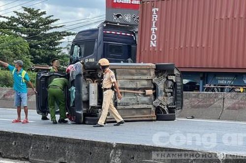 Xe container húc ôtô 5 chỗ lật trên quốc lộ, 5 cán bộ thoát nạn