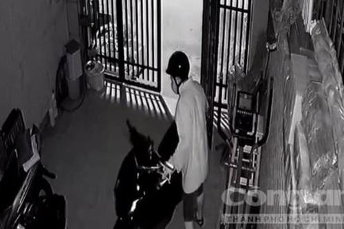 Trộm cắt ổ khóa nhà dân, lấy 2 xe tay ga đắt tiền lúc rạng sáng