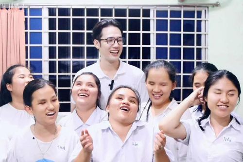 Thầy giáo 1m8 gây sốt với dự án dạy tiếng Anh cho người khiếm thị