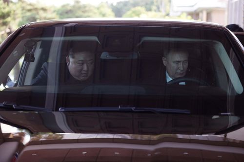 Tổng thống Putin lái siêu xe Aurus chở Chủ tịch Triều Tiên đi dạo