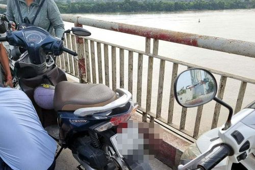 Cảnh sát ngăn người phụ nữ nhảy cầu Chương Dương tự tử