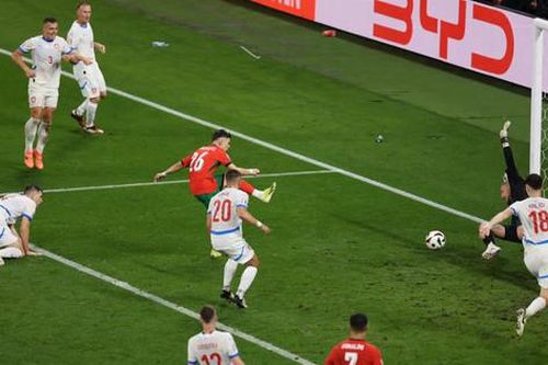 Ronaldo 'tịt ngòi', Bồ Đào Nha nhọc nhằn đánh bại Séc