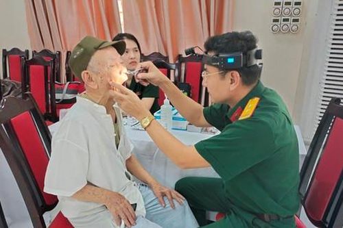 Khám bệnh, cấp thuốc miễn phí cho 130 đối tượng chính sách