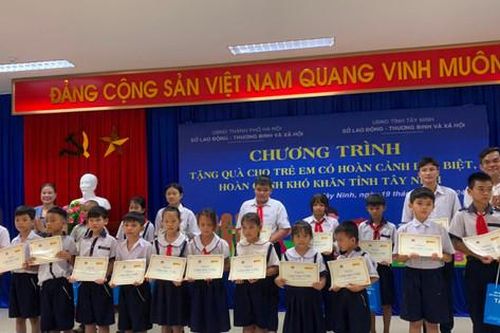 Tặng quà cho trẻ em có hoàn cảnh khó khăn tỉnh Tây Ninh