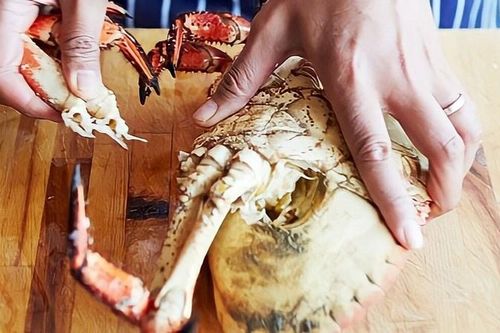 Hướng dẫn cách bóc thịt cua biển đơn giản, lấy được hết thịt cua
