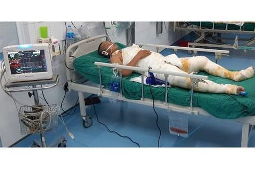 MS 934: Mẹ già đau yếu, nam thanh niên nguy kịch vì điện giật, đau đớn trên giường bệnh
