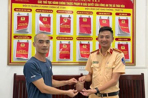 Thiếu tá CSGT trao trả tài sản nhặt được cho người dân