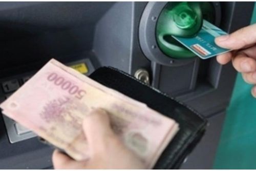 Làm cách nào khi rút tiền ATM không nhả tiền dù tài khoản đã bị trừ?