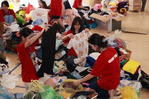 Teen Hà Nội biến hàng tấn quần áo, phế liệu thành đồ 'xinh yêu' để gây quỹ