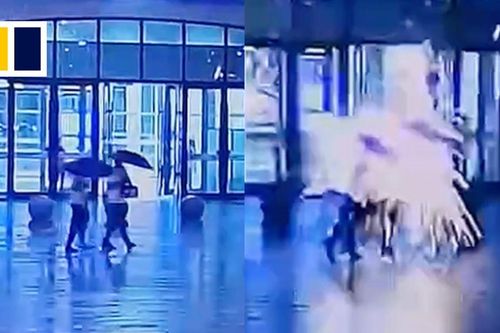 Bị sét đánh, 2 người đi bộ thoát chết thần kỳ