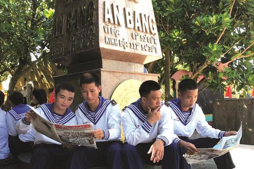 Báo giấy đến với chiến sĩ đảo Trường Sa