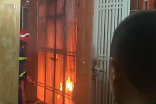 Cháy nhà trong đêm ở Hà Nội, cứu một người mắc kẹt