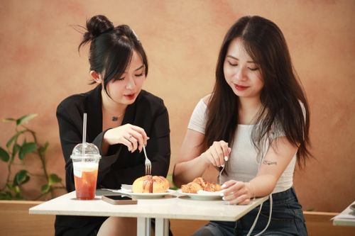 Quán chay TP.HCM, Hà Nội kín chỗ ngày rằm, hút khách dưới 25 tuổi