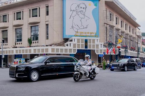 Dàn xe đặc chủng chở Tổng thống Putin trên đường phố Hà Nội