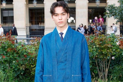 Vernon (SEVENTEEN) gây chú ý khi diện nguyên cây denim ở Paris
