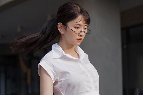 Kính 'cô giám thị' của Lê Bống hot trở lại