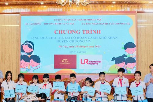 Hà Nội tặng quà 100 trẻ em có hoàn cảnh đặc biệt huyện Chương Mỹ
