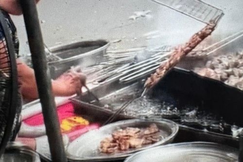 Chủ quán bún chả rửa thịt bằng 'nước than đen' bị xử phạt 3,5 triệu đồng