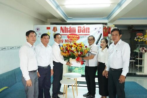 Lãnh đạo tỉnh Ninh Thuận thăm, chúc mừng Văn phòng đại diện Báo Nhân Dân nhân dịp 21/6