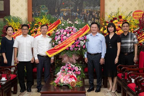 Các cơ quan, đơn vị thăm và chúc mừng Báo Nhân Dân