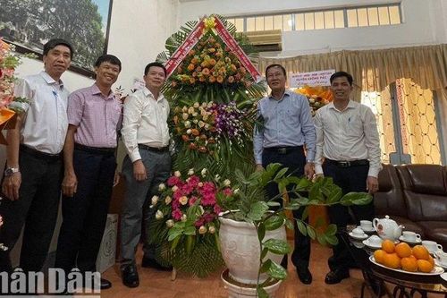 Lãnh đạo tỉnh Đắk Lắk thăm, chúc mừng Văn phòng đại diện Báo Nhân Dân nhân dịp 21/6