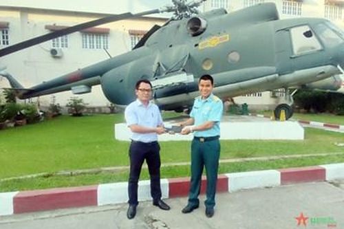 Thượng úy QNCN Nguyễn Trọng Quân nhặt của rơi trả lại người mất