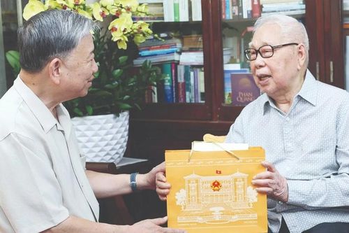 Chủ tịch nước Tô Lâm thăm, chúc mừng các nhà báo lão thành