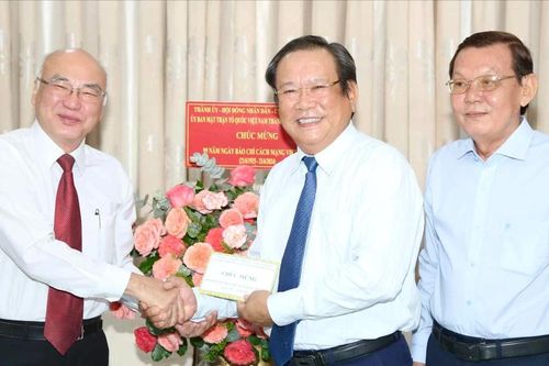 Đồng chí Phan Nguyễn Như Khuê thăm, chúc mừng các cơ quan báo chí
