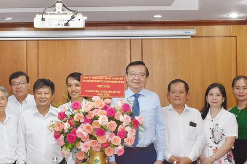 Đồng chí Lê Hồng Sơn thăm, chúc mừng các cơ quan báo chí