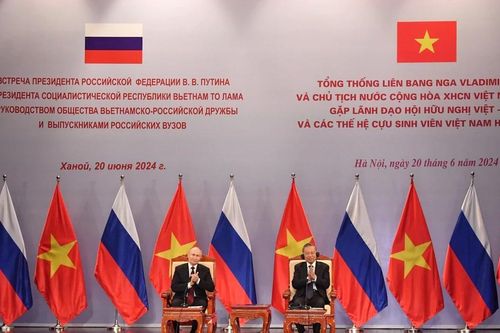 Chủ tịch nước Tô Lâm và Tổng thống Liên bang Nga Vladimir Putin gặp gỡ cựu sinh viên Việt Nam từng học tập tại Nga