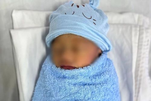 Một trẻ nhỏ bị sinh rớt tại nhà, nguy kịch vì suy hô hấp