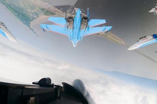Video 'Hiệp sĩ Nga' nhào lộn với Su-35S trên bầu trời Kronstadt