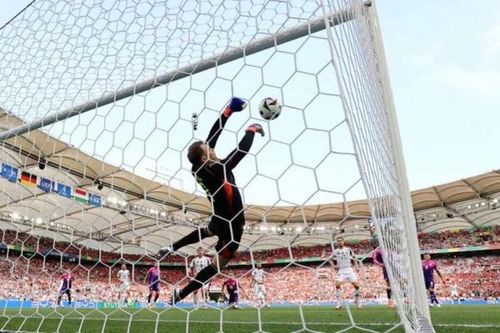 Manuel Neuer xuất thần cản phá pha đá phạt của đội trưởng tuyển Hungary Dominik Szoboszlai