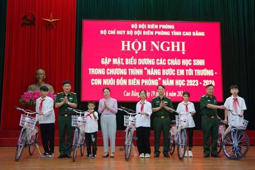 BĐBP Cao Bằng gặp mặt, biểu dương học sinh tiêu biểu trong Chương trình 'Nâng bước em đến trường - Con nuôi đồn Biên phòng'