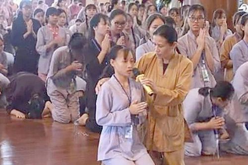Bản tin 8H: Làm rõ clip cô gái bị 'vong nhập' trong khóa tu mùa hè chùa Ba Vàng